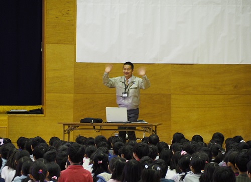 約1200人の小学生の前で楽しくわかりやすく説明している写真