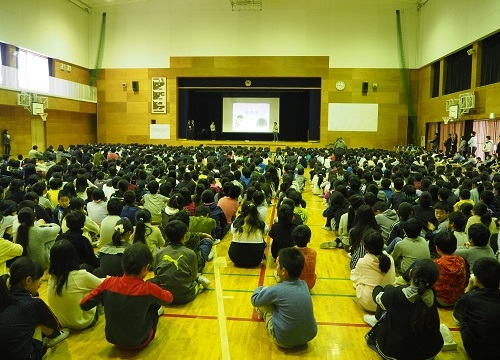 熱心に説明を聞く小学生の皆さんの写真