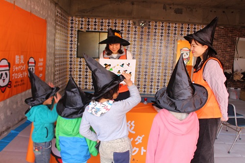 損保ジャパンのブースに子どもたちが集まっている写真