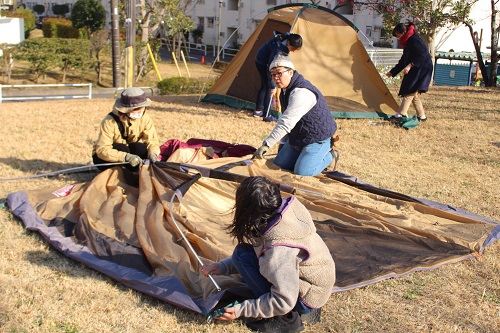 団地deキャンプのためにテントを張る参加者の写真