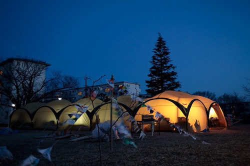 夜のテントの外観写真