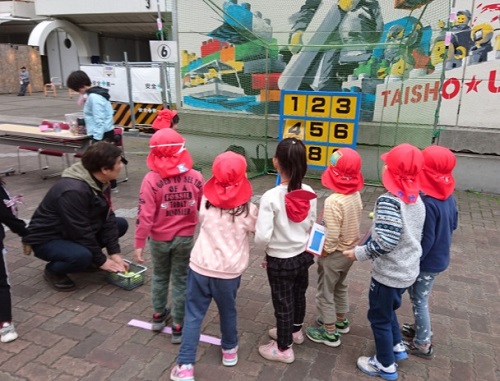 ゲームを楽しむ子供たちの写真