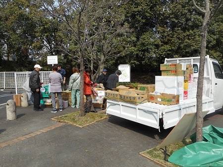 移動販売の準備中にも集まる人々の写真