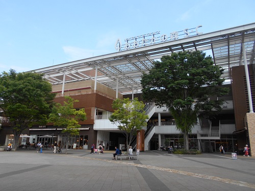 駅前のショッピングセンターの写真