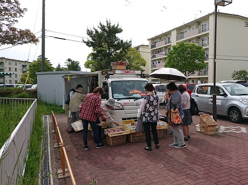 買い物を楽しむ住民の写真