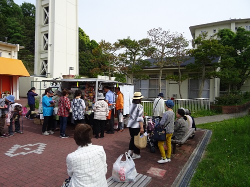 買い物の後、住民同士が楽しそうに話をしている写真