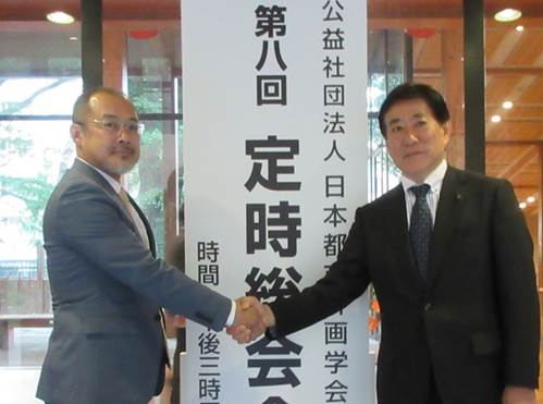 ＵＲ東日本都市再生本部長の田中伸和（左）と三鷹市の河村孝市長の写真