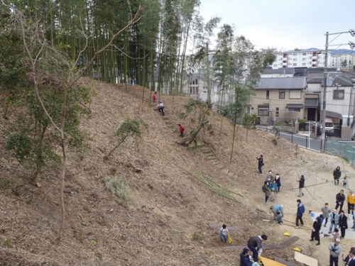 緑地で遊ぶ子どもたちの遠景写真