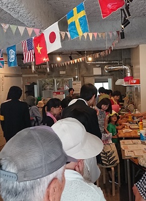 子どもから大人また外国の方々まで多くの参加者がイベントに参加している写真