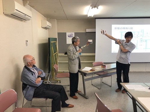 家具転倒防止グッズの紹介をしている写真