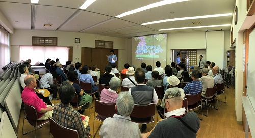 当日は60人以上の参加者が台風対策について講義を受けている写真