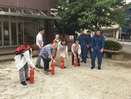 東村山消防署による消火器取扱い訓練の写真