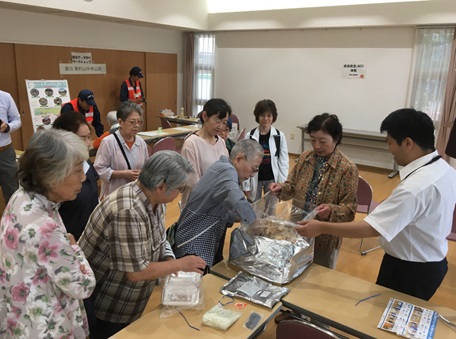 東村山市防災安全課による炊き出し体験・防災備蓄食料の配布の写真