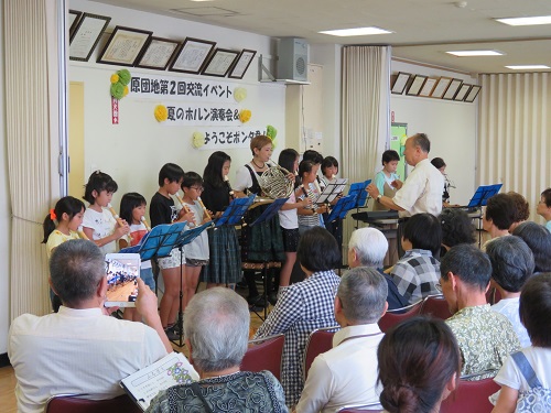 地域の子どもたちとのコラボ演奏をしている写真