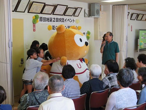 Pontaの登場に興味津々の子どもたちの写真
