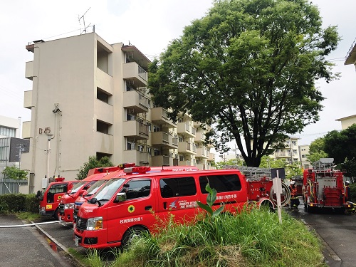 Ｄ45号棟敷地に消防関係車両が集結している写真