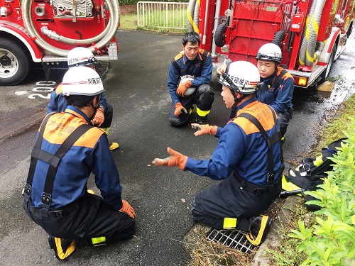 今後の消防業務に生かすため、訓練結果について振り返りの話し合いをしている写真