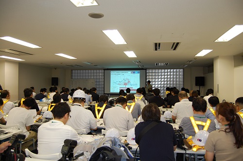 現地見学前の説明会の様子の写真