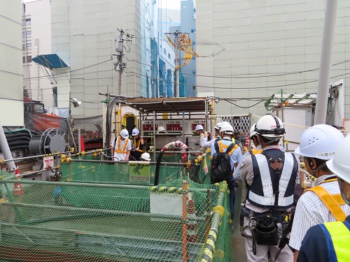 地下工事現場への入構口の写真