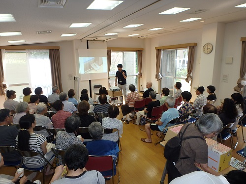 台風対策講座の講義を熱心に聞いている参加者の写真