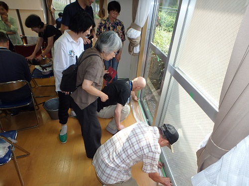 参加者が自宅にあるグッズで台風対策を実演している写真