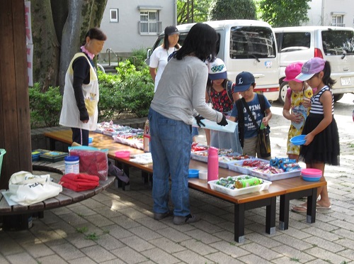 縁日で子どもたちがお菓子を選んでいる写真