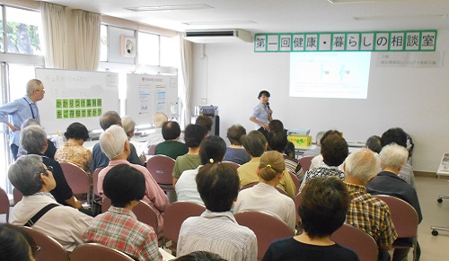 東久留米訪問看護ステーション中島朋子氏の講座を熱心に聞く参加者の写真