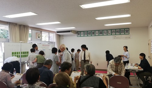 健康チェックを受ける住民の写真