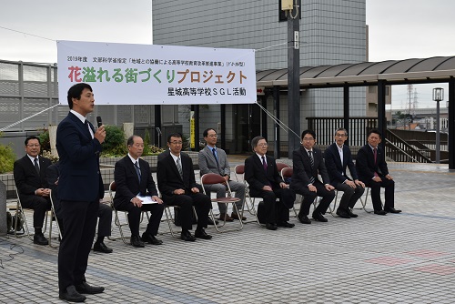 前後駅前での開会式で小浮正典豊明市長による挨拶をしている写真