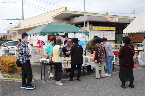 中学生が屋台で就業体験をしている写真