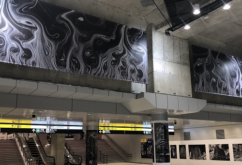 渋谷駅東口地下広場の上部に描かれた渋谷川をイメージしたアート作品の写真