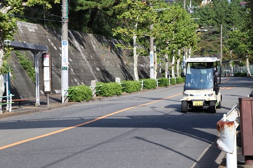 電動カートが公道を走行している写真