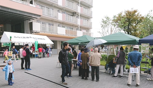 多くの方が豊成団地前に集まっている写真