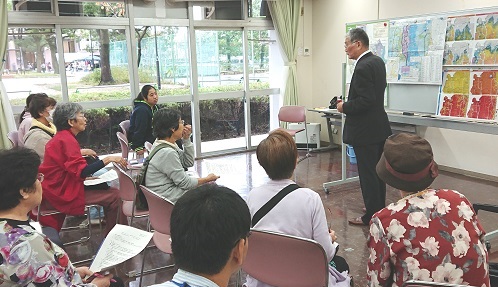 防災講座で、火災・地震・津波時の身の守り方を学ぶ参加者の写真