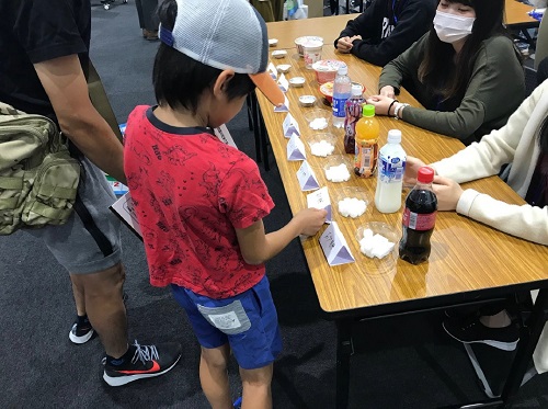 参加している子どもがジュースの砂糖の量を調べている写真