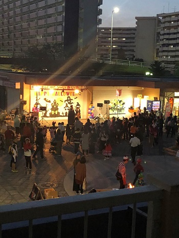 暗くなってからも多くの方でにぎわっているみさと団地のイベントブース前での写真