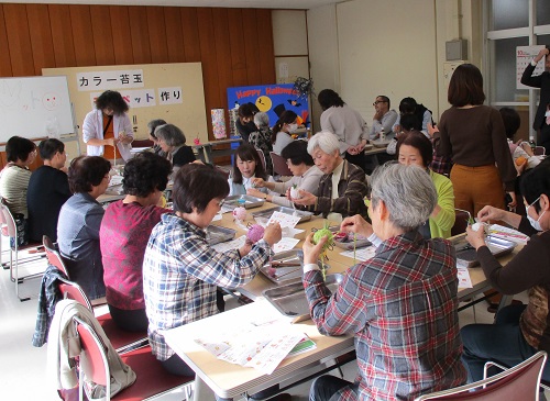 たくさんの参加者がこけ玉づくりを楽しんでいる写真