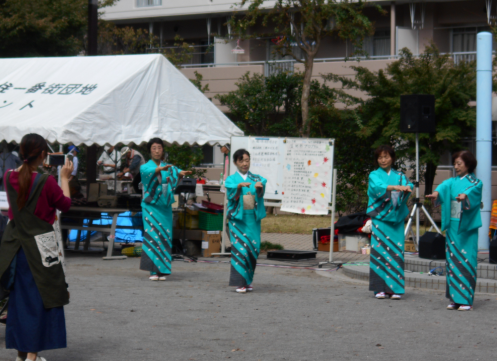 民謡を踊っている写真