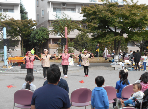 南京玉すだれを演じている写真