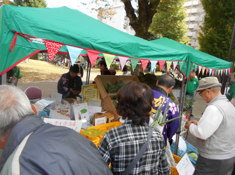 大盛況の野菜マルシェに集まる人々の写真