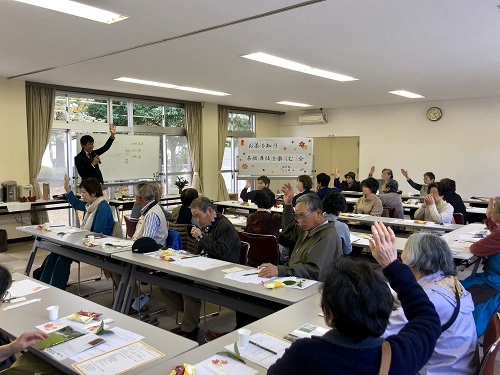 3種類のお茶を飲み比べた後、香りや味から銘柄を当てるため参加者が手を挙げている写真