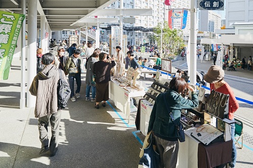 多くのクラフト作家が出店している写真