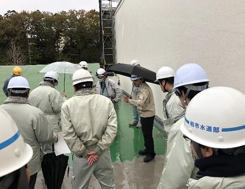 建築リノベーション工事と屋上防水工事の現場説明をしている写真