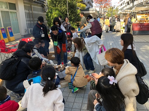 焼きマシュマロづくりを楽しむたくさんの参加者の写真