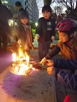 子どもたちが焼きマシュマロをチャレンジしている写真