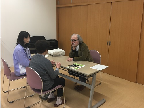 個別相談会で先生に相談をしている写真