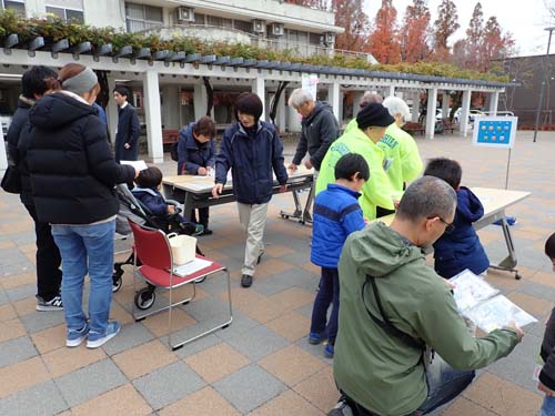 スタンプラリーをしている写真写真