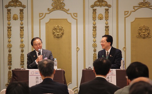 知事対談の写真、左は黒岩祐治神奈川県知事、右は達増拓也岩手県知事