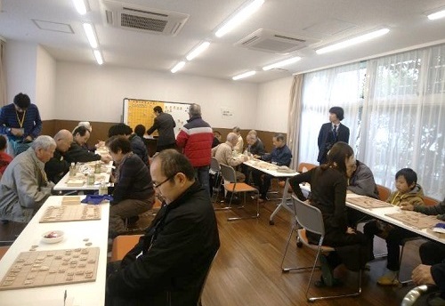 将棋教室で対局を楽しむ参加者の写真