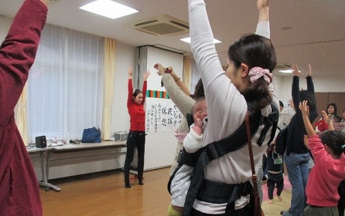 みんなでサルサを踊ろっている写真